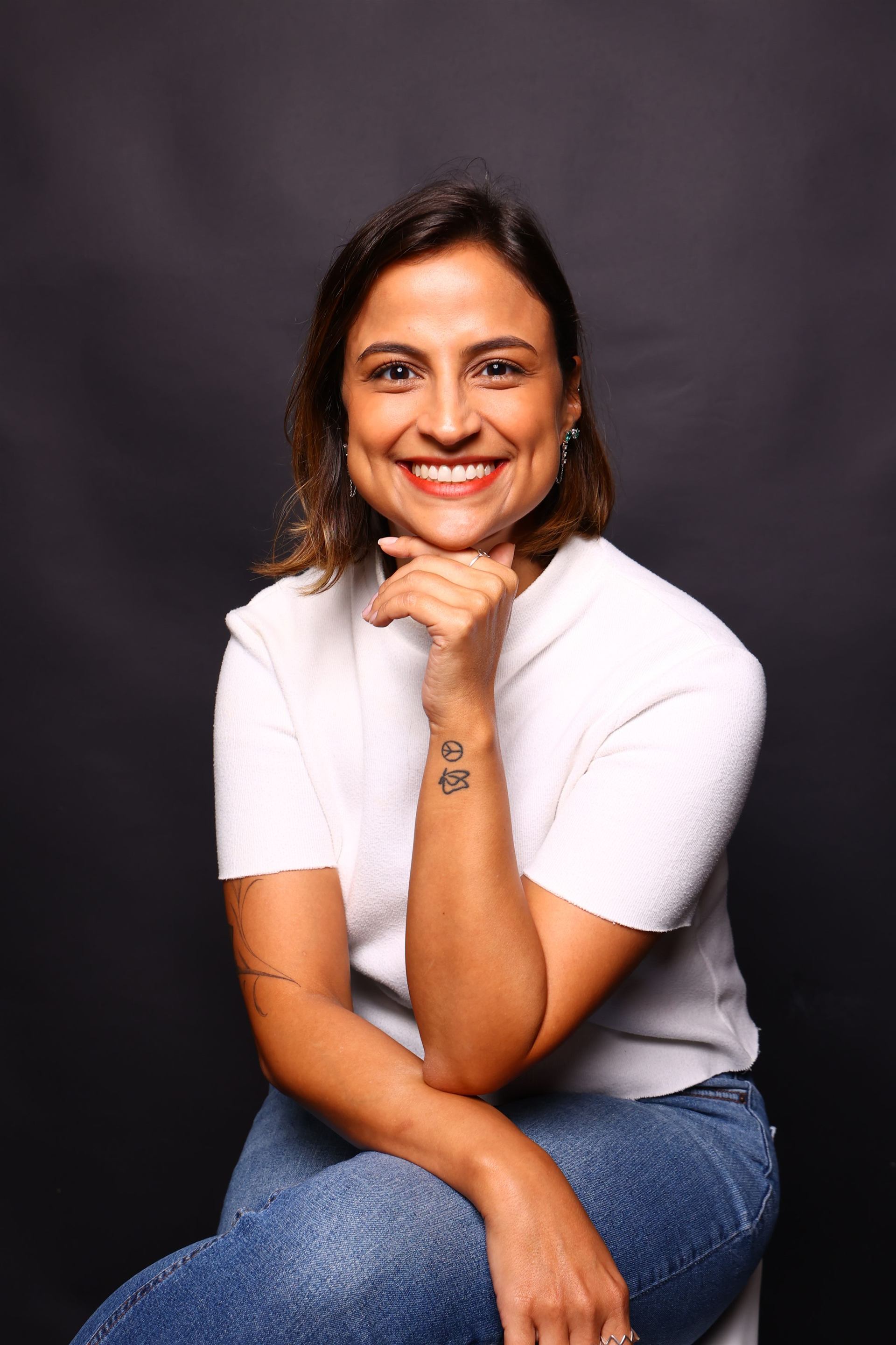 Gabriela Matos sentada em seu espaço profissional